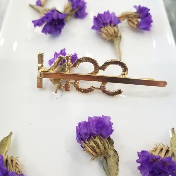 Gold righnstone "KISS" hair pin - Picture 3 of 3